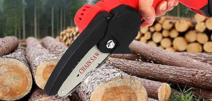 Woodwise Mini Chainsaw cutting wood